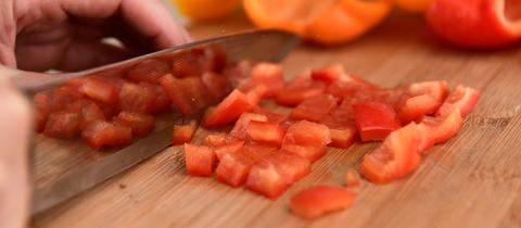 Paprika wird geschnitten
