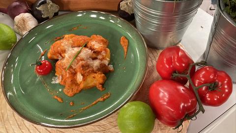 Parmesan-Gnocchi mit Kirschtomaten-Paprikasoße und Gemüse