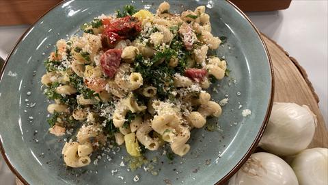 Pasta mit Grünkohl, Bratwurst und Senfsauce 