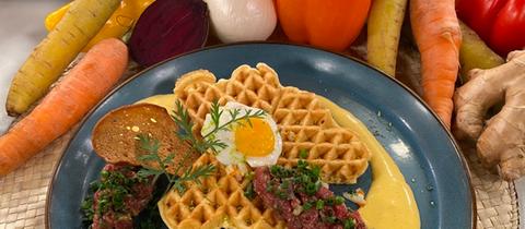 Pikante Waffel mit Tatar vom Rind und Curry-Ingwermayonnaise