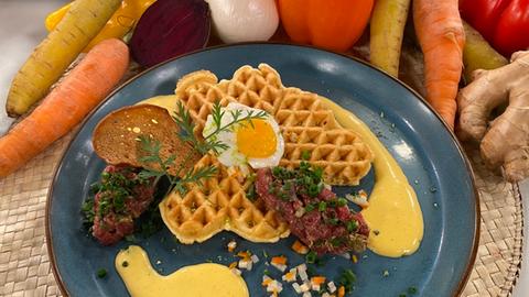 Pikante Waffel mit Tatar vom Rind und Curry-Ingwermayonnaise