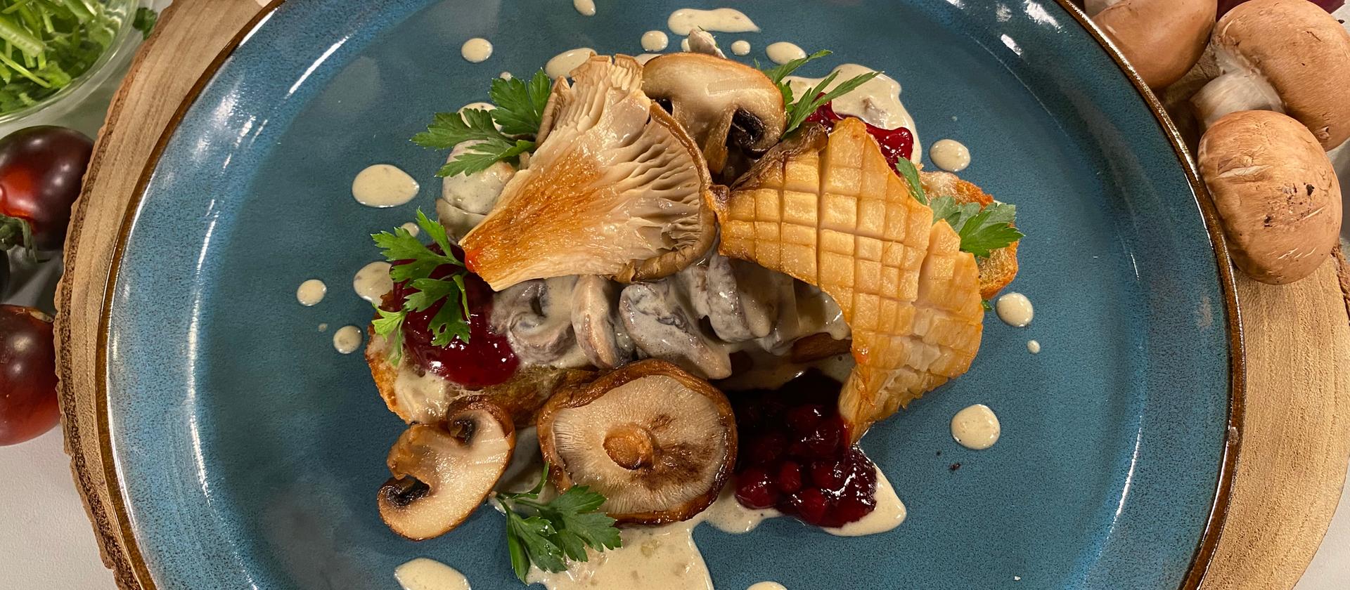 Rezept: Pilz-Gulasch auf geröstetem Knoblauchbrot und Preiselbeer Gelee ...