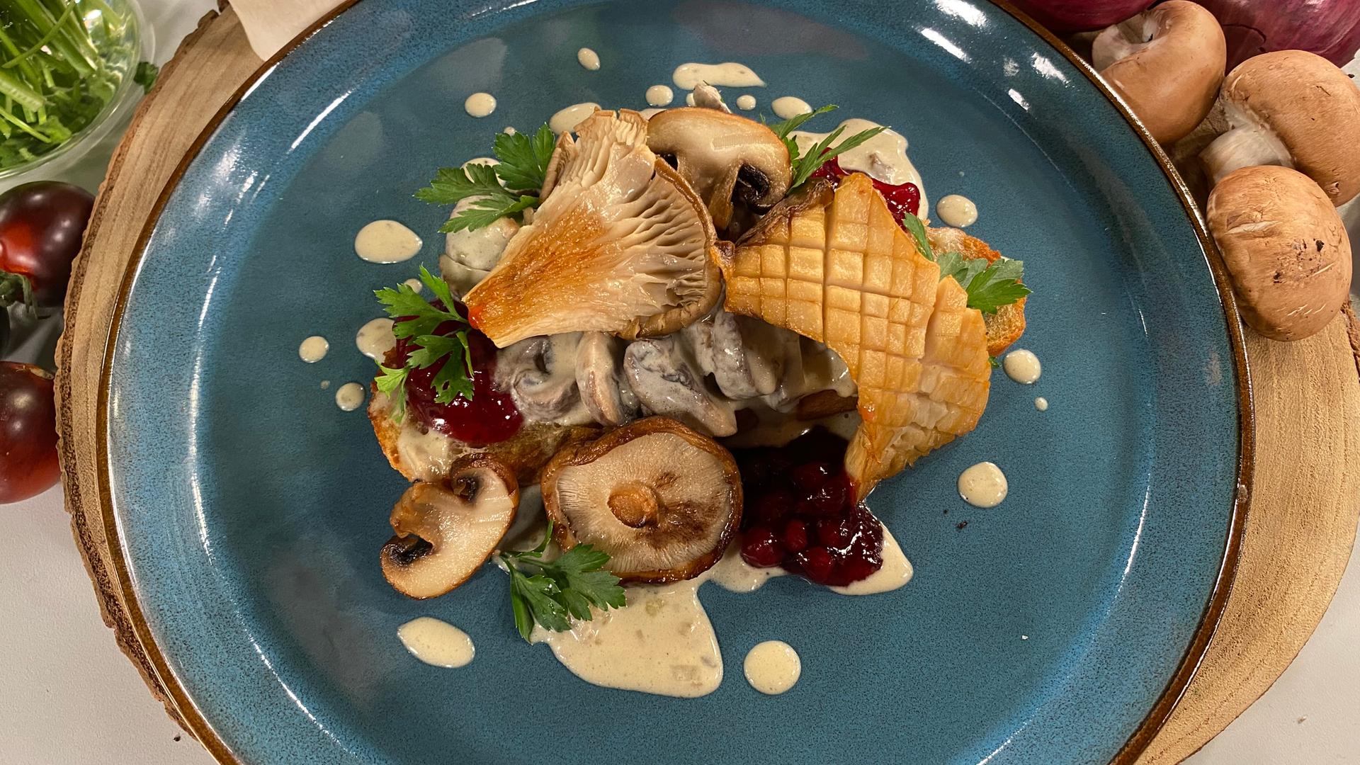 Rezept: Pilz-Gulasch auf geröstetem Knoblauchbrot und Preiselbeer Gelee ...