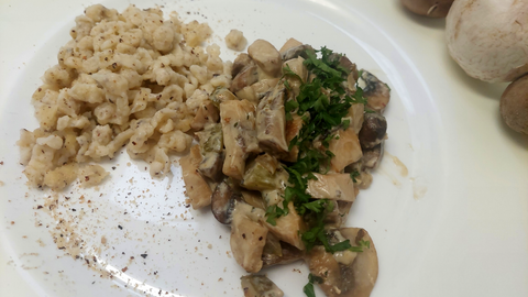 Pilz-Stroganoff mit Nuss-Knöpfli 