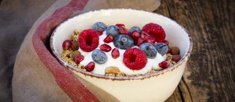 Müslischale mit Quinoa und Himbeeren