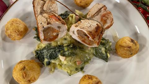 Putenrouladen auf Wirsing und Mandelbällchen 