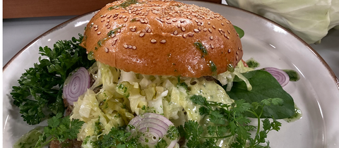 Quinoa-Burger mit Spitzkohlsalat und Remoulade von grüner Soße - angerichtet