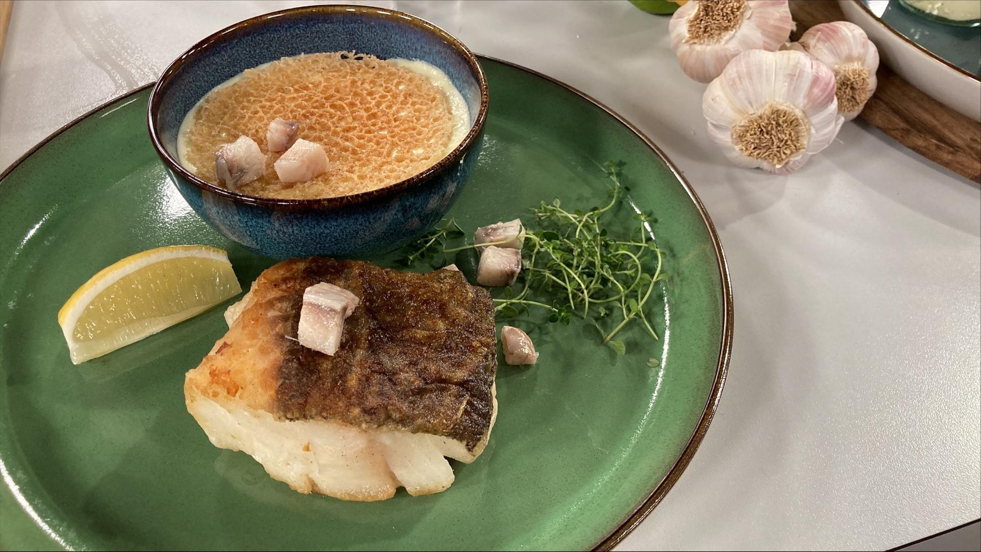 Rezept: Räucheraal und Kabeljaurückenfilet mit Kartoffelschaum | hr ...