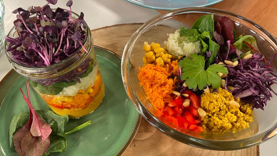 Rezept: Regenbogenschichtsalat mit Cous Cous | hr-fernsehen.de | Rezepte