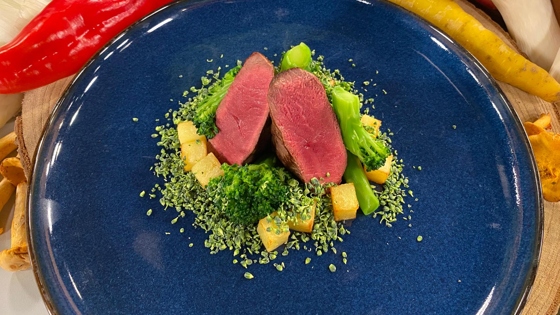 Rezept: Rehrücken mit Brokkoli und Kartoffelgeröstel | hr-fernsehen.de ...