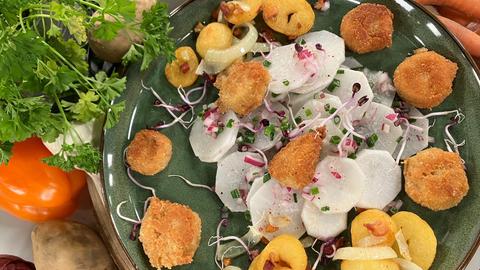 Rettich-Salat mit panierten Weißwürsten und Bratkartoffeln 