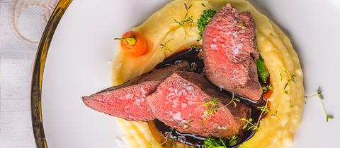 Hirsch-Steaks im Kürbiskernmantel an Feigen-Sauce mit Kartoffelstampf