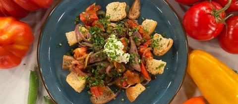 Rinderstreifen mit Tomaten und gerösteten Brotwürfeln