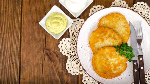 Kartoffelrösti in einer Pfanne