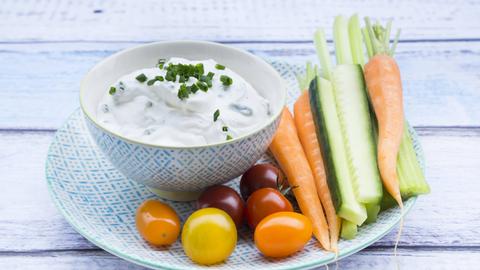 geschnittenes Gemüse neben einer Schüssel Kräuterdip