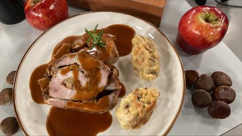 Rollbraten mit Maronen und Äpfeln gefüllt, dazu Brotknöpfle