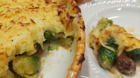 Rosenkohl und Maronen unter der Kartoffelkruste 
