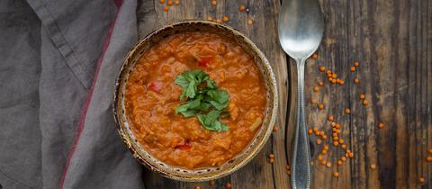 Eine Schüssel gefüllt mit roter Linsensuppe