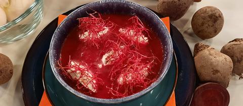 Rote Beete-Suppe mit Crème fraîche und Rote Beete-Sprossen, angerichtet