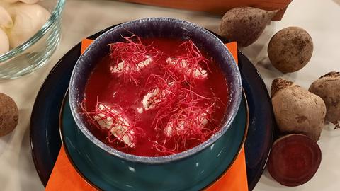 Rote Beete-Suppe mit Crème fraîche und Rote Beete-Sprossen, angerichtet