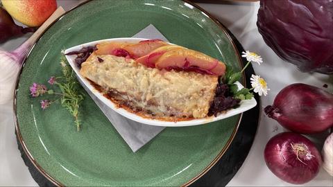 Rotkraut-Cannelloni mit Birnen-Zwiebel-Schnitz