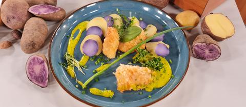 Salat von bunten Wetterauer Kartoffeln mit Remoulade von Grüner Soße und gebackener heimischer Putenbrust