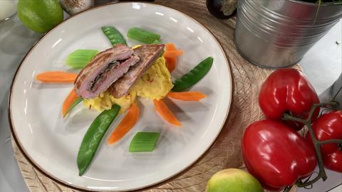 Saltimbocca vom Schweinefilet an Frühlingsgemüse mit Safran-Kartoffelpüree