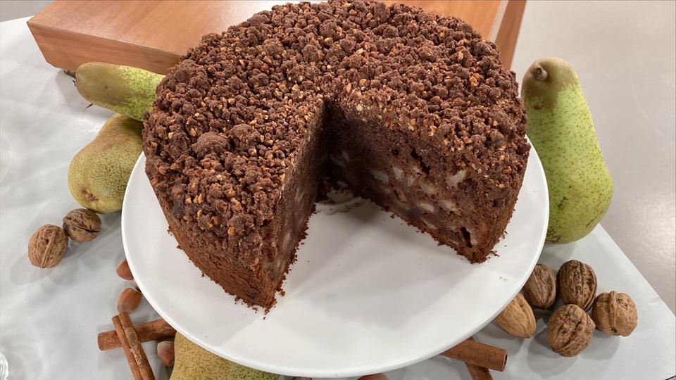 Rezept: Schokoladen-Nusskuchen mit Birne und Schoko-Streuseln | hr ...