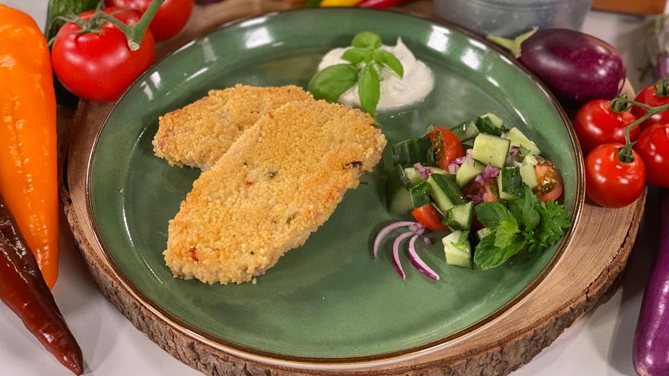 Rezept: Schweineschnitzel in Couscous-Panade mit Basilikum-Dip und ...