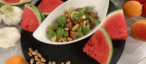 Sommerlicher Nudelsalat mit Wassermelone und karamellisierten Erdnüssen