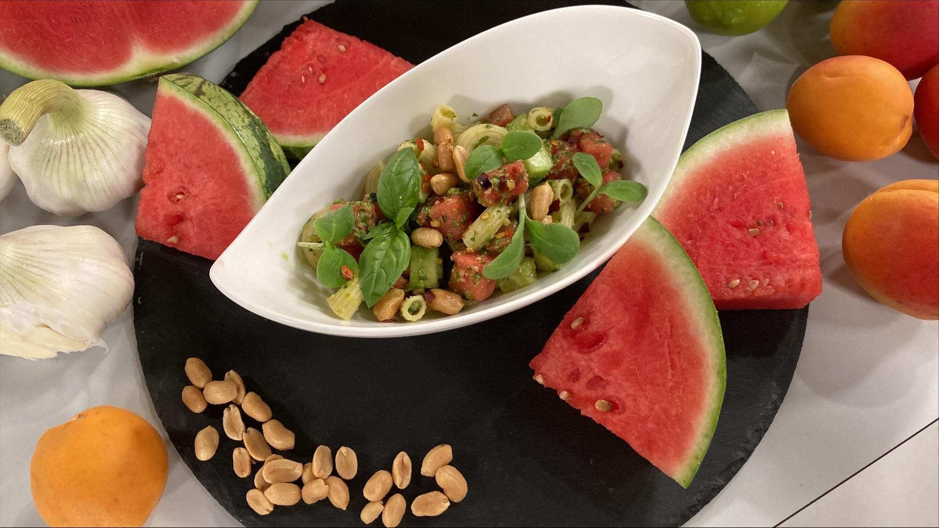 Rezept: Sommerlicher Nudelsalat mit Wassermelone und karamellisierten ...