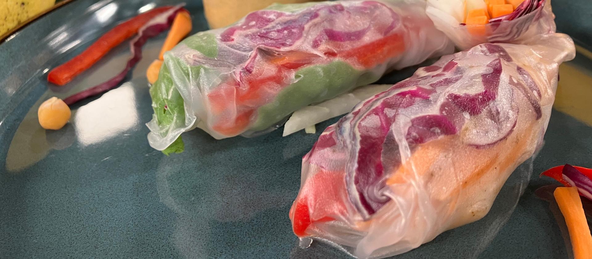 Rezept: Sommer-Rolle mit Erdnuss-Hummus-Dip und Zucchini-Gurken ...