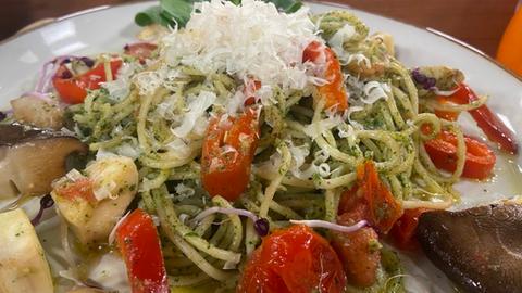 Spaghetti mit Cocktailtomaten, Kräutersaitlingen, Spitzpaprika und Feldsalat-Pesto