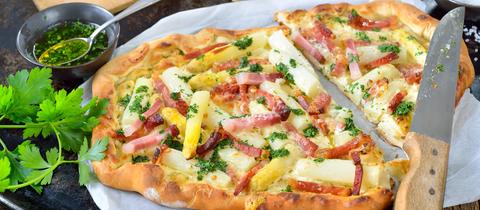 Ein mit Spargel belegter Flammkuchen