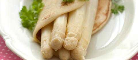 Spargel in Pfannkuchen eingewickelt