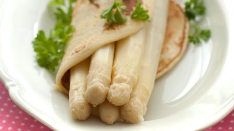 Spargel in Pfannkuchen eingewickelt