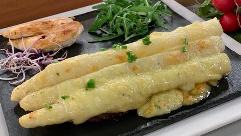 Mit Spargel überbackene Rösti und Hähnchenbrust