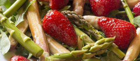 Spargelsalat mit Erdbeeren