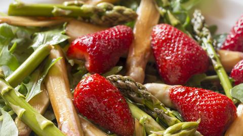 Spargelsalat mit Erdbeeren