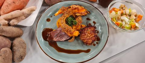 Steckrüben-Sellerie-Rösti mit Süßkartoffel-Ingwerstampf und Kürbisschnitzel mit Quinoa oder geschmorte Rinderbacke