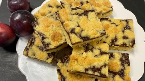 Streuselkuchen mit Pflaumen-Creme und Tonkabohne