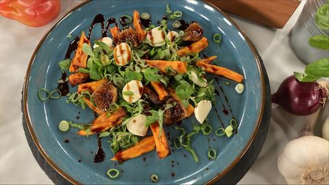 Süßkartoffel-Pommes mit frischen Feigen und Büffel-Mozzarella