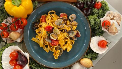 Tagliatelle mit Tomaten-Vongole (Muschel)-Sugo