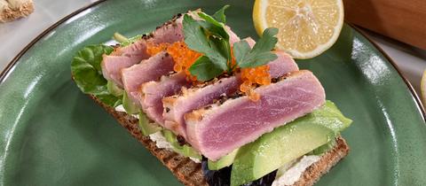 Thunfisch mit Avocado auf Röstbrot