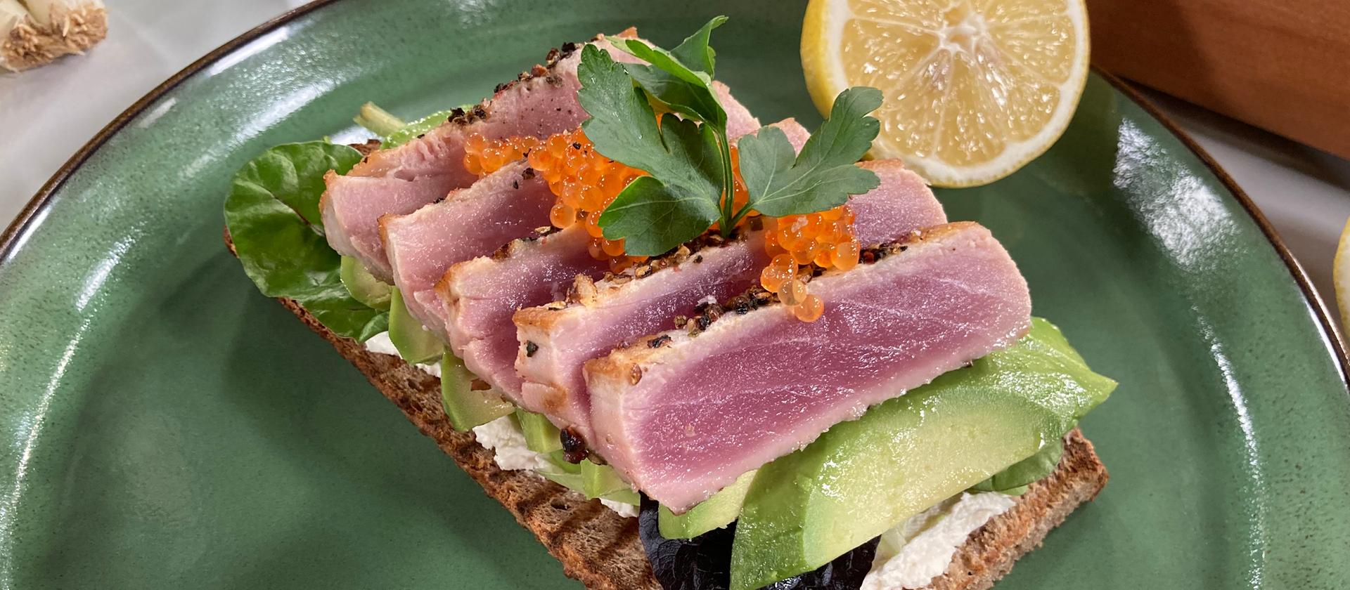 Rezept: Thunfisch mit Avocado auf Röstbrot | hr-fernsehen.de | Rezepte