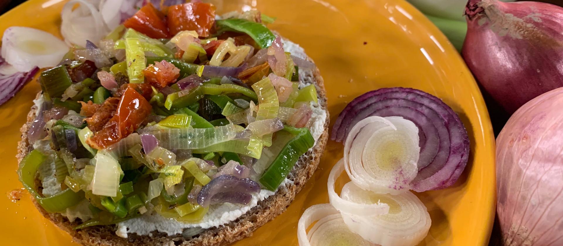 Rezept: Überbackenes Bauernbrot mit Lauch und Zwiebeln | hr-fernsehen ...