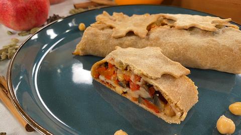 Weihnachtlicher Strudel gefüllt mit Auberginen und Kichererbsen