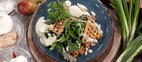 Pikante Kartoffel-Rhabarber-Waffeln mit Mangold-Spinat-Wildkräutersalat mit Kerbelmayonnaise 