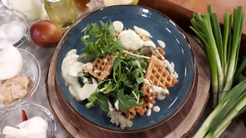 Pikante Kartoffel-Rhabarber-Waffeln mit Mangold-Spinat-Wildkräutersalat mit Kerbelmayonnaise 