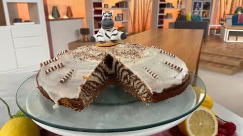 Ein Stück Zebrakuchen im hallo hessen Studio.